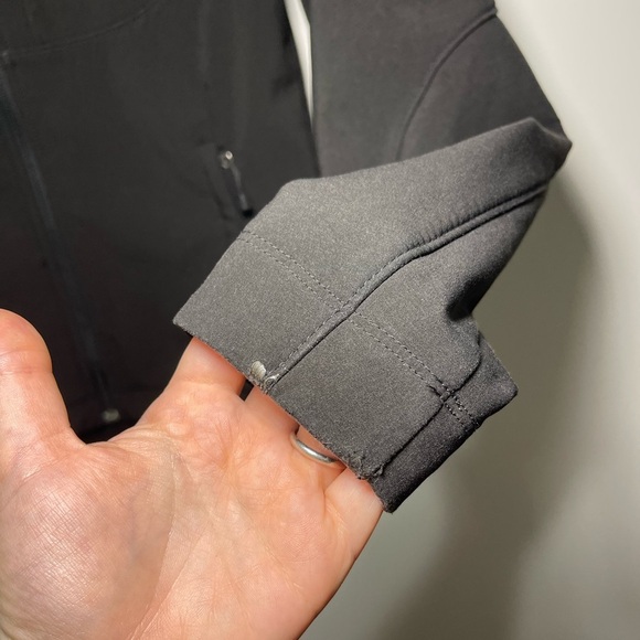 *Sold* The North Face Women’s Black TNF Apex Bionic Fitted Jacket in S - Picture 10 of 11